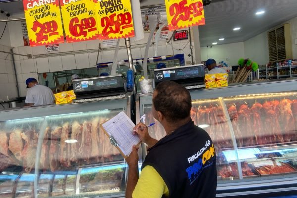 venda de carne fresca moída deve ser realizada na presença do consumidor, sendo proibido mantê-la estocada nesse estado nos estabelecimentos.